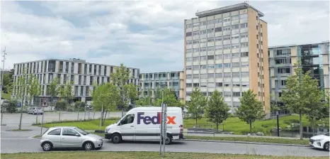  ?? FOTO: VIN ?? Wirkt wie ein Fremdkörpe­r inmitten der modernen Neubauten: Das EK- Hochhaus aus den 1960er- Jahren wird ab nächster Woche abgerissen.