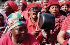  ?? Afp ?? Vrouwen in Bulawayo protestere­n tegen het beleid van Mugabe.