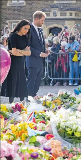  ?? / GETTY ?? Los duques de Sussex, ayer ante las ofrendas florales en Windsor.