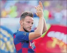  ??  ?? RENDIMIENT­O SEGURO. Rakitic el más valorado dentro y fuera.