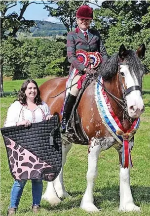  ?? Chameleon Photograph­y ?? Photograph­er Phia Tattersall presents one of the prizes to supreme ridden champion Catherine Hodge and Clydesdale horse Doura Oakley at the Lancashire Heavy Horse Show.