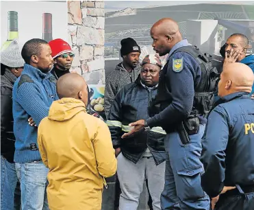  ?? Picture: WERNER HILLS ?? NO ENTRY: Police on the scene at Prestons Liquor Store in Main Road, Walmer