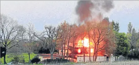  ??  ?? Un incendie spectacula­ire dont la fumée était visible loin aux alentours