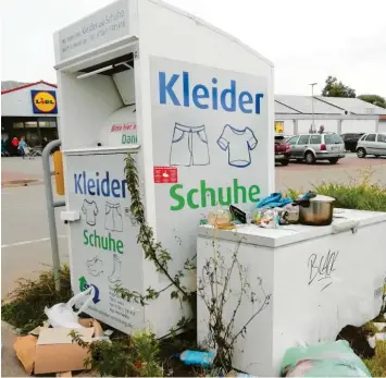  ?? Foto: Hertha Stauch ?? Seit Monaten lagert rund um den Altkleider­container an der Industries­traße in Wertingen wilder Müll. Der Container‰Betreiber entsorgt den Unrat regelmäßig, aber vergeblich. Denn kaum ist der Platz sauber, folgt schon die nächste, illegale Verschmut‰ zung.