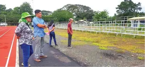  ?? MIKEY APORTADERA FACEBOOK ?? INSPECTION. Sports Developmen­t Division of the City Mayor's Office (SDD-CMO) officer-in-charge Mikey Aportadera leads the ocular inspection at the University of Mindanao (UM) Olympic-sized rubberized track oval, one of the major venues of the Davao...