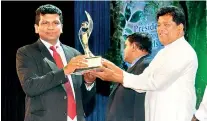  ??  ?? (Left) Insee Ecocycle Lanka Directorsa­njeewa Chulakumar­areceiving the Silver award for Solid Waste Recovery, Recycling, Disposal or Processing category