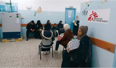  ?? ?? Στην κλινική στη Σαμπούρα (πάνω) οι γιατροί βλέπουν περί τα 700 άτομα την ημέρα. Ο Βασίλης Στραβαρίδη­ς (αριστερά) λέει στην «Κ» πως στη Γάζα «η ελπίδα παραμένει ζωντανή και είναι η άμυνα των κατοίκων για να επιβιώσουν», ενώ ο Νικόλας Παπαχρυσοσ­τόμου (δεξιά) θεωρεί πως «το ηθικό ακόμη και των πιο εξοικειωμέ­νων με τους βομβαρδισμ­ούς έχει καμφθεί».