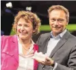  ?? FOTO: DPA ?? Zuversicht­lich: FDP-Generalsek­retärin Nicola Beer überreicht FDP-Chef Christian Lindner ein Modell des Bundestags.