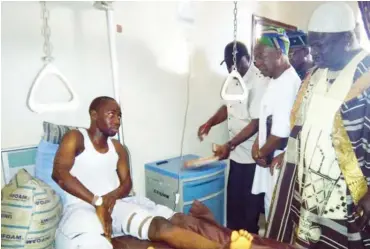  ?? PHOTOS: Romoke W. Ahmad ?? The Olofa of Offa, Oba Mufutau Gbadamasi Esuwoye all speaking with another victim of the Offa armed robbery attack at the Ilorin general hospital.