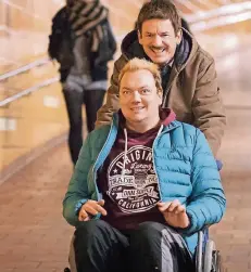  ?? FOTO: ARD ?? Jürgen (Heinz Strunk) und der im Rollstuhl sitzende Bernd (Charly Hübner) in einem glückliche­n Moment in „Jürgen – Heute wird gelebt“.