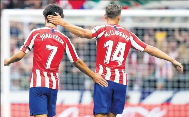  ??  ?? João Félix y Marcos Llorente, dos de los fichajes de la pasada temporada desde Portugal y LaLiga, celebran un gol del Atlético en el Wanda Metropolit­ano.