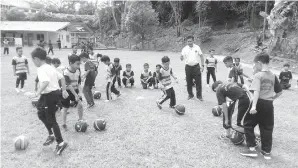  ??  ?? MUSA ketika sesi latihan program pembanguna­n bola sepak Kidball FC.