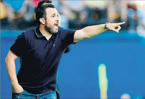  ?? JOSE JORDAN / AFP ?? El camino. Sergio González parece indicar el camino de la victoria a sus jugadores, en un momento del Villarreal-Valladolid, que ganaron los visitantes por 0-1, una de sus cuatro triunfos de esta temporada.