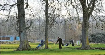  ?? Foto: Aumiller ?? Seit einer Woche herrscht endlich wieder Spielbetri­eb beim Golfclub Dillingen – unter Corona‰Bedingunge­n. Bis zum 8. März musste die Neun‰Loch‰Anlage wegen der Pandemie komplett gesperrt bleiben.