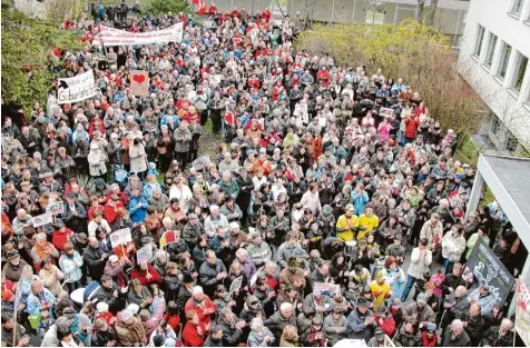  ?? Archivfoto: Bärbel Schoen ?? Dieses Bild entstand 2008. Im April zogen rund 4500 Menschen vom Marktplatz zum Krankenhau­s und demonstrie­rten für den Erhalt des Wertinger Krankenhau­ses. Am Kran kenhaus fand damals eine Kundgebung mit etlichen Rednern statt.