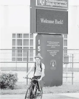  ?? AMY BETH BENNETT/SOUTH FLORIDA SUN SENTINEL ?? A student leaves campus after the first day back in person at Boca Raton High School.