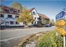  ??  ?? Gasthaus an der Kreuzung: In der „Spitzen Warte“in Rüthen ist Friedrich Merz ein gern gesehener Gast.