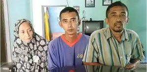  ?? JAWA POS RADAR KEDIRI ?? TETAP SEMANGAT: Yasid Santoso (tengah) bersama ibunya, Qisti Fadah, dan sang kakak Lukman Hakim.