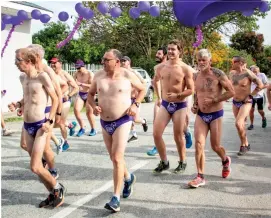  ?? ?? Runners set off at the start of the run in Sedgefield.