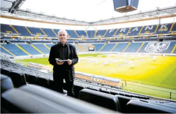  ?? FOTO: PRAUTSCH/DPA ?? „Gerade jetzt in diesen Krisenzeit­en steht etwas ganz anderes im Zentrum“, sagt Stadionpfa­rrer Eugen Eckert.