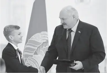 ?? ?? Глава государств­а Беларуси в своем плотном графике всегда находит время для общения с молодежью.