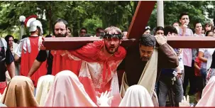  ?? Roberto Custódio ?? A Via Sacra, encenada pelo grupo Paz na Terra, impression­ou o público reunido na Praça Floriano Peixoto: trata-se da força do teatro a serviço da fé