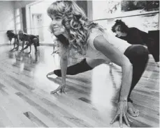  ?? FOTO: DPA ?? Fitnessiko­ne: Jane Fonda 1979 als Vortänzeri­n in ihrem Studio „Workout“in Beverly Hills.