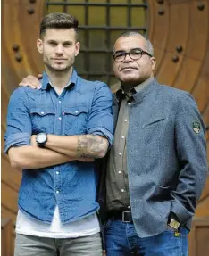  ?? Archivfoto: Ulrich Wagner ?? Der „echte“Carlos Benede (r.) mit seinem Adoptivsoh­n Alex. Der Polizist hat seinen Dienst quittiert und kümmert sich um schwierige Jungs.