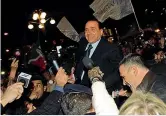  ??  ?? 18 novembre 2007 Berlusconi, circondato dalla folla in piazza San Babila a Milano, sale sul predellino dell’auto e annuncia la nascita del partito unico, il Pdl