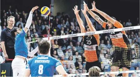  ?? FOTO: SEBASTIAN WELLS ?? Nach dem Supercup kommt es zum ersten Duell des VfB (blaue Trikots) gegen Berlin in der Hauptrunde der Volleyball-Bundesliga.