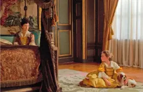  ??  ?? Madame de Ventadour, gouvernant­e royale, et l’infante Marie Anne Victoire. Les liens qu’elles nouent rendent Louis XV fou de jalousie. Lambert Wilson incarne Philippe V d’Espagne, roi rongé par la dépression et sujet à des crises de folie mystique.