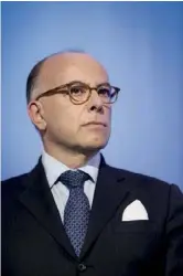  ??  ?? Bernard Cazeneuve, dont la démission de Matignon n’était pas exigée par la Constituti­on, aurait pu rester en poste.