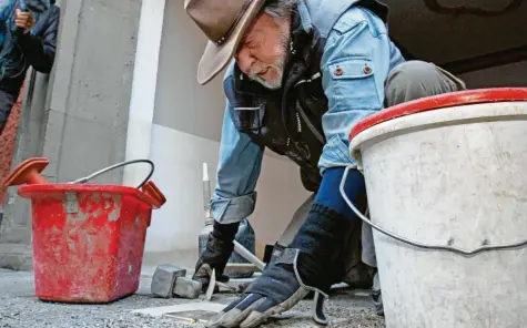  ?? Foto: Christoph Kölle ?? Auch mit seinen 72 Jahren geht der Künstler Gunter Demnig noch vor jedem NS-Opfer auf die Knie. Seit 23 Jahren verlegt Demnig nun schon sogenannte Stolperste­ine. Den 75 000. setzte er am Sonntag in Memmingen ein. Ans Aufhören denkt der gebürtige Berliner aber noch lange nicht.