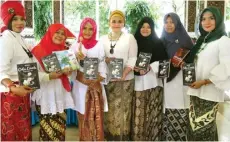  ?? MIFTAKHUL FS/JAWA POS ?? KARYA PERTAMA: Dari kiri, Dwi Krisnanto, Melati Senja, Heny Sugiartini­ngsih, Marian Ayu, Windy, Lutfi, dan Vivi Dinatya Swastiani menunjukka­n buku Cinta Bunda.