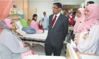  ??  ?? Subramania­m visiting a patient after opening the Obstetrics and Neonatolog­y block of Putrajaya Hospital yesterday. With him is Putrajaya Hospital director Datuk Dr Nora’i Mohd Said (second from right).