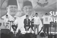  ?? SALMAN TOYIBI/JAWA POS ?? KAUS PEMICU PROTES: Momen inilah yang membuat Sudrajat dan Akhmad Syaikhu diprotes dalam debat pilgub Jabar Senin malam (14/2).