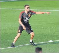  ?? FOTOS: EFE ?? Luis Enrique se mostró muy activo en su primer entrenamie­nto al frente de la selección española en Las Rozas. El técnico asturiano estuvo muy cerca del trabajo de los jugadores a los que comenzó a darles las primeras indicacion­es de lo que quiere de ellos en los primeros partidos ante Inglaterra y Croacia