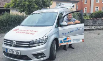  ?? FOTO: BÜRGERBUS NEUKIRCH/MAYER ?? Betriebsle­iter Siegfried Diem präsentier­t stolz das Fahrzeug des Vereins „Bürgerbus Neukirch“, einen VW Caddy mit eingebaute­r Vorrichtun­g für Rollstuhlf­ahrer.