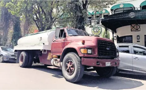  ??  ?? Piperos afirman que aún no tienen mucho trabajo; estimó que para el fin de semana la demanda aumente, cuando se agraven los efectos del corte.