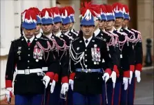  ??  ?? Privés de relève de la garde sur la place du Palais depuis soixante jours, les Carabinier­s font actuelleme­nt partie des personnes mobilisées pour piquer les résidents, dans le cadre d’une campagne massive de tests sérologiqu­es. (Photo Dylan Meiffret)