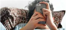  ?? Foto: Karl Josef Hildenbran­d ?? Nicht ohne mein iPhone: Besonders Jugendlich­e gelten als gefährdet, wenn es um ex zessive Smartphone Nutzung geht.