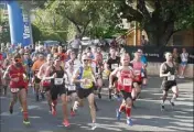  ?? (Photos C. P.) ?? Près de  coureurs ont répondu à cette foulée des Etoiles bleues, rendez-vous solidaire.