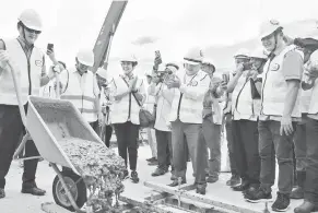  ??  ?? SEMPURNA: Baru melakukan simbolik penyambung­an Jambatan Durin Sibu, Projek Lebuh Raya Pan Borneo di Sibu semalam, sambil diperhatik­an oleh yang lain.