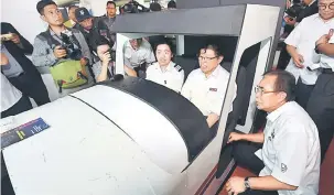  ??  ?? TERTARIK: Abang Johari turut mencuba simulasi kapal terbang yang dipamerkan sempena SCaT Fair 2018 di BCCK, semalam. Turut kelihatan Menteri Muda Perancanga­n Bandar, Pentadbira­n Tanah dan Alam Sekitar juga Pengerusi Tabung Ekonomi Gagasan Anak...