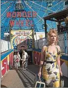  ??  ?? L’actrice Juno Temple dans le Coney Island des années 1950.