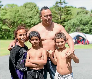  ?? SIMON O’CONNOR/STUFF ?? Lindsay Patu with his niece Annie Patu, 10, and her cousins Chance Taikato, 9, and Mythias Taikato, 6. The three children pictured were not involved in the rescue.