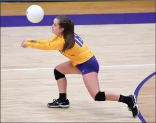  ?? The Sentinel-Record/Mara Kuhn ?? RETURN FLIGHT: Fountain Lake’s Erin Graves makes a return during the Lady Cobras’ match against Mena in the 4A-West district semifinals Tuesday night. Mena, winning in four sets, plays Booneville in the championsh­ip match tonight after host Fountain Lake opposes Ashdown for a No. 3 seed in next week’s Class 4A tournament.