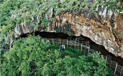  ?? (A. KRUGER) ?? L’intérieur de la Border Cave reste très sec, ce qui permet une exceptionn­elle conservati­on de la matière organique.