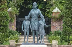  ??  ?? ETERNIZADA
A estátua em memória de Lady Di nos jardins do Palácio de Kensington: carisma imortaliza­do
