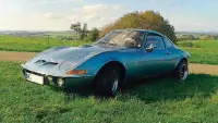  ??  ?? Außen ein klassische­r Opel GT...